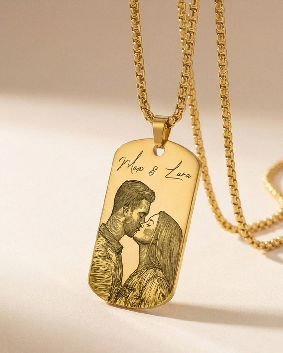 Personalisierte Dog Tag Halskette aus 18K Gold mit Bildgravur und Widmung