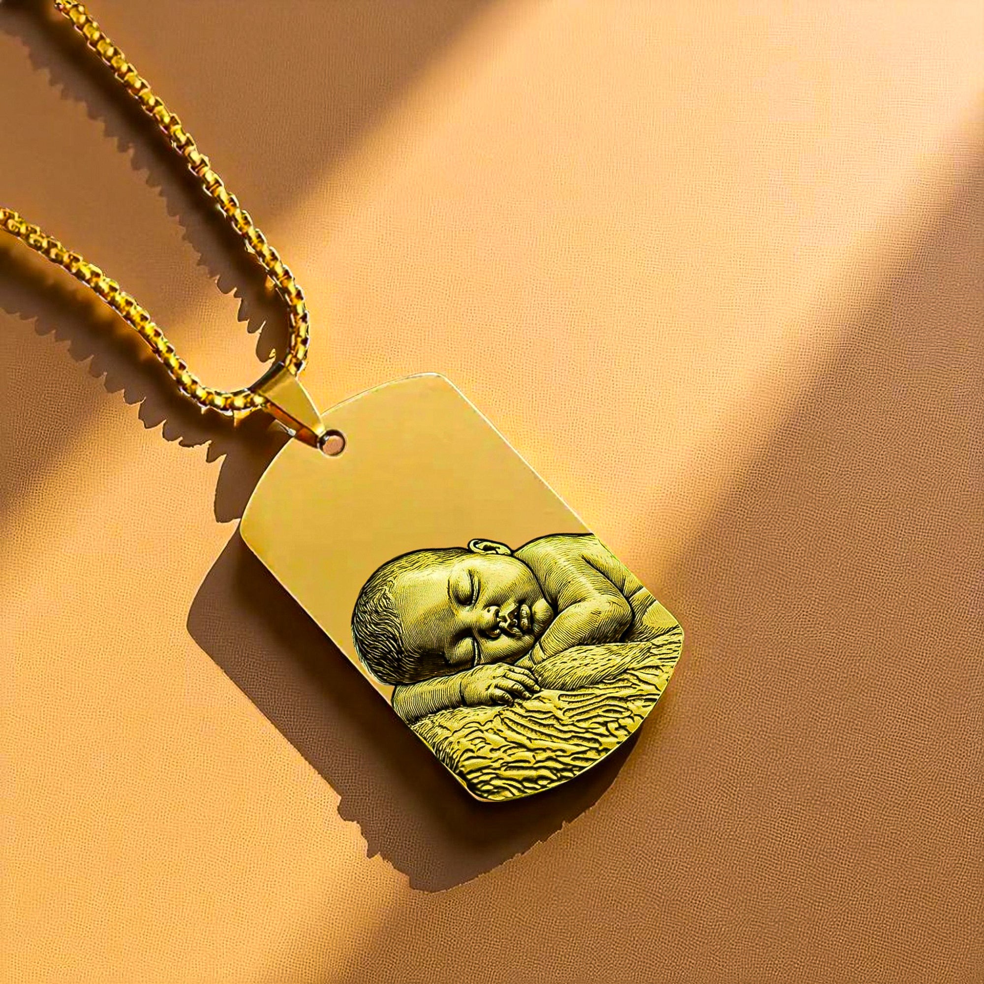 Personalisierte Dog Tag Halskette aus 18K Gold mit Bildgravur und Widmung